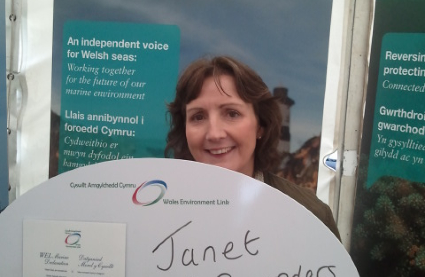 Janet signs the WEL Marine Declaration