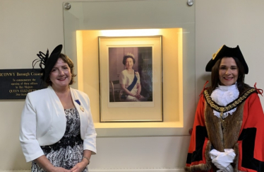 Ffoto: Janet Finch-Saunders AS gyda Maer Conwy a Chwnstabl y Castell, y Cynghorydd Collette Ryan.